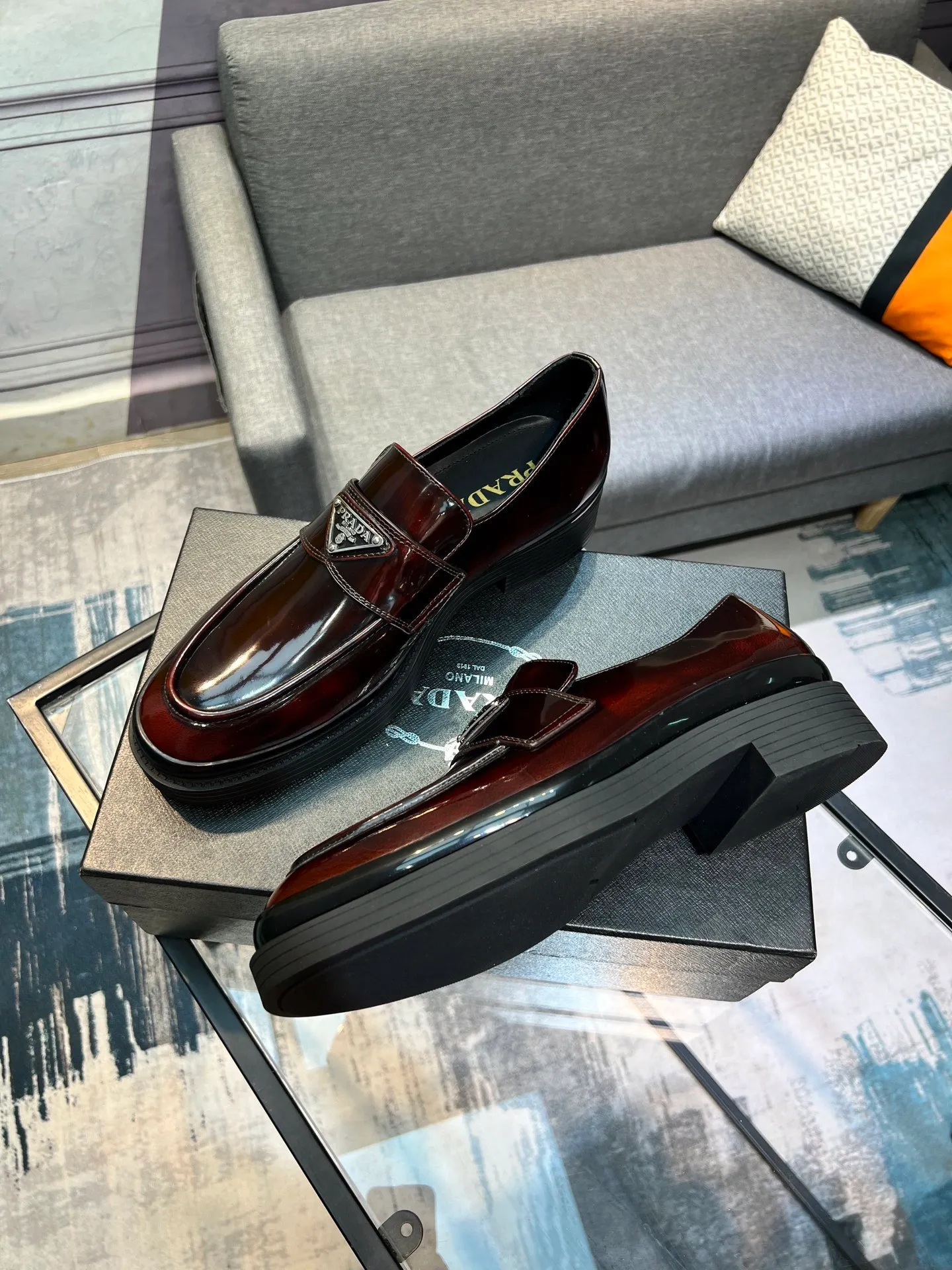 Men's clothing and shoes 💰860 Prada/Prada's new glossy leather loafers are made of open-edge beaded uppers imported from Italy, slip-on loafers style, large piece splicing design, durable and non-deforming, heavy-duty construction, exquisite mark stitching, same material ribbon decoration, blending classic and modern styles, lining with dyed calfskin, standard PRADA logo cowhide feet, original ultra-light matte texture and embossed leather outsole, light and not tired, excellent shock absorption effect, full foot comfort! Size: 39-44 (customized at 38.45)
